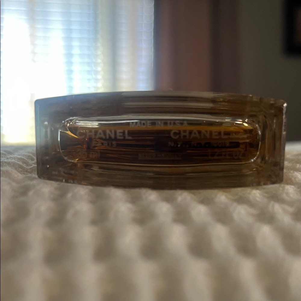 Chanel N°5 Eau de Parfum with Black and Gold Accents - Picture 3 of 3